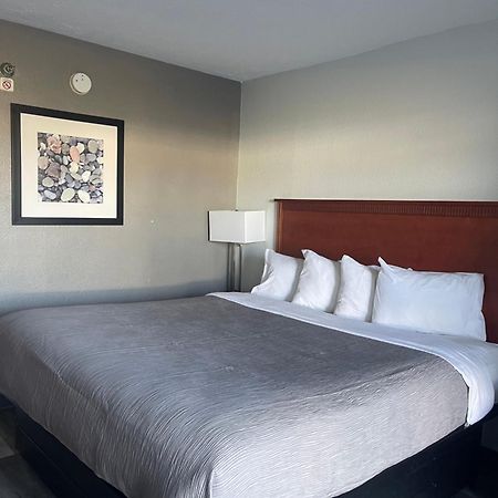 Quality Inn Fayetteville Near Fort Bragg Εξωτερικό φωτογραφία
