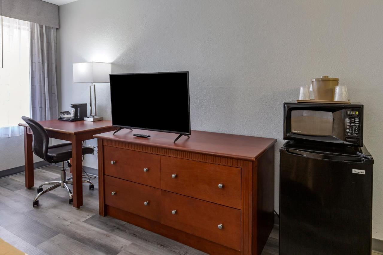 Quality Inn Fayetteville Near Fort Bragg Εξωτερικό φωτογραφία