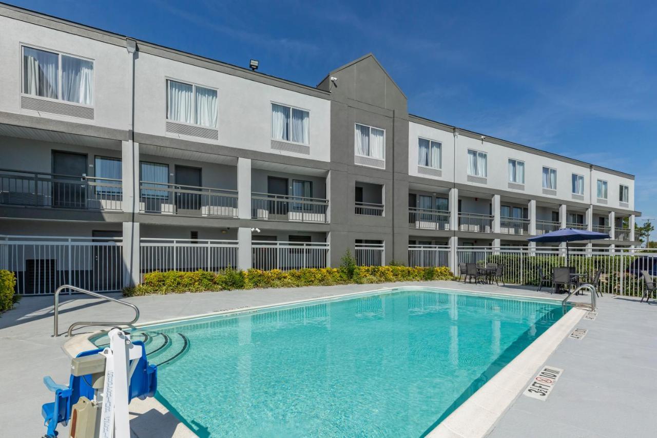 Quality Inn Fayetteville Near Fort Bragg Εξωτερικό φωτογραφία