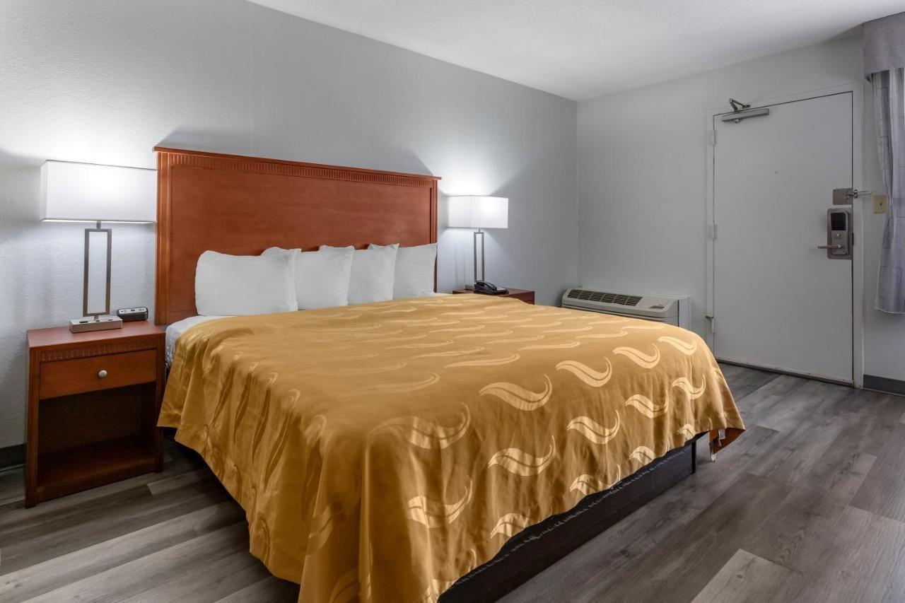 Quality Inn Fayetteville Near Fort Bragg Εξωτερικό φωτογραφία