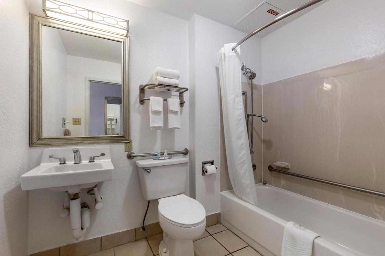 Quality Inn Fayetteville Near Fort Bragg Εξωτερικό φωτογραφία